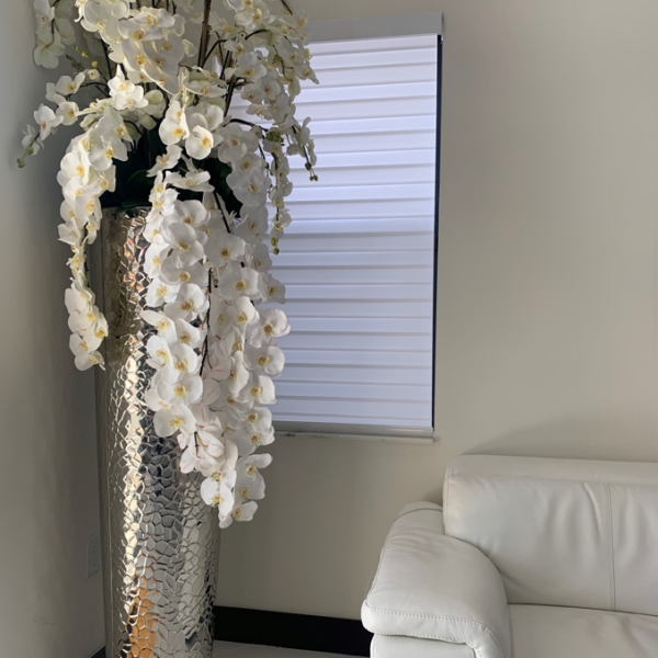 Premium Kaskadierende Phalaenopsis-Orchideen in extra hoher, gehämmertem Vase