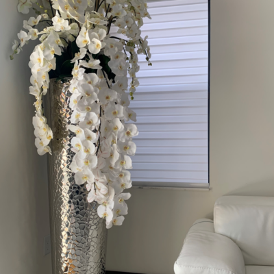 Premium Kaskadierende Phalaenopsis-Orchideen in extra hoher, gehämmertem Vase