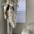 Premium Kaskadierende Phalaenopsis-Orchideen in extra hoher, gehämmertem Vase